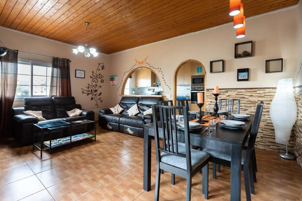 Séjour chez l'habitant Villa Blanca Tenerife - Private Rooms - Terrace And Bbq, 5 Minutes From The Beach And Airport San Isidro